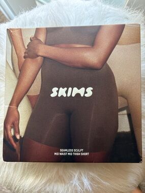 SKIMS Seamless Sculpt Mid Waist Mid Thigh Short - Mocha Brown